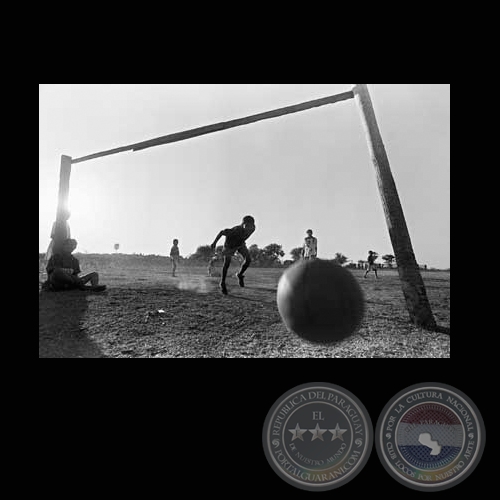 INDÍGENAS DEL PARAGUAY - Fotografía en blanco y negro de Juan Britos